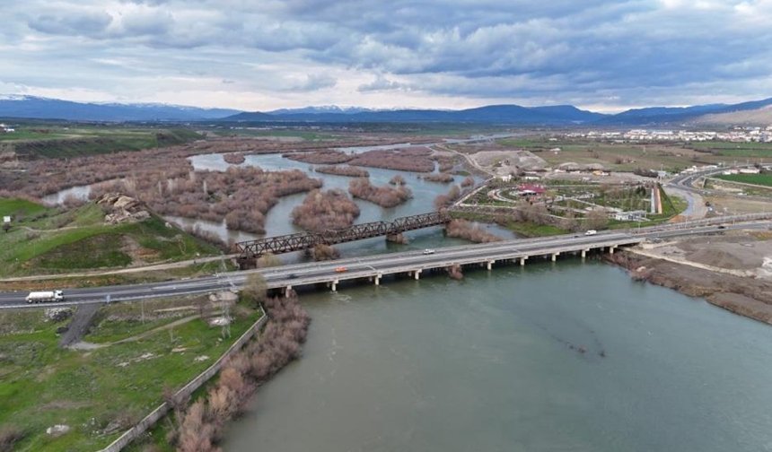 Murat Nehri yükselince eşsiz manzaralar oluştu