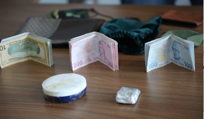 Otobüste unutulan çanta içindeki altınlarla teslim edildi