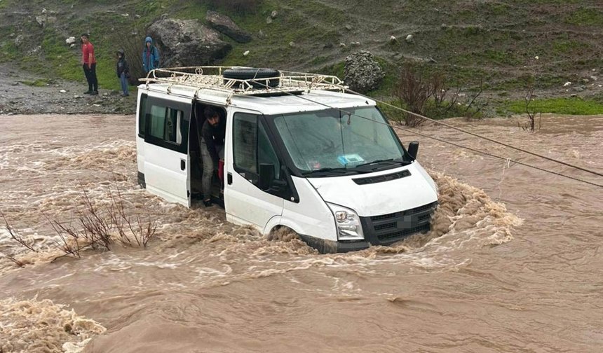 Hastanaye giderken, taşkın sular arasında gelen ölüm
