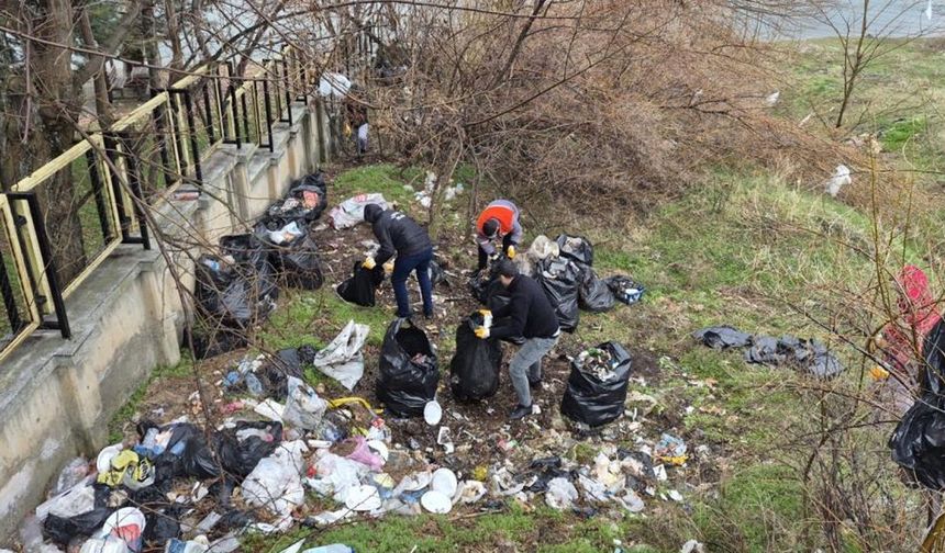 Tatil beldesi Hazar Gölü sahilinde 10 ton çöp toplandı