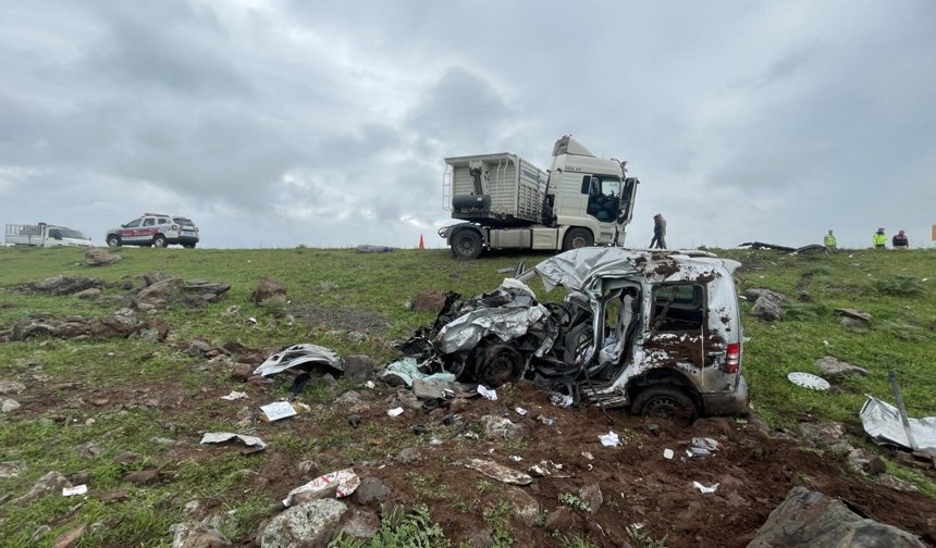 Tır ile çarpışan araçtaki 2 kişi hayatını kaybetti