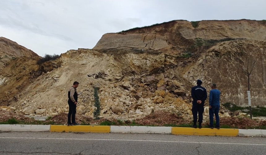 Üniversite yolunda heyelan