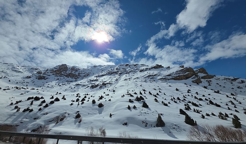 Van'ın yüksek kesimlerinde kar güzel manzaralar oluşturdu
