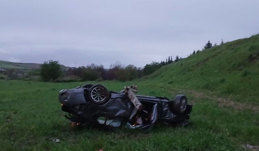 Tarlaya uçan otomobilde 4 yaralı