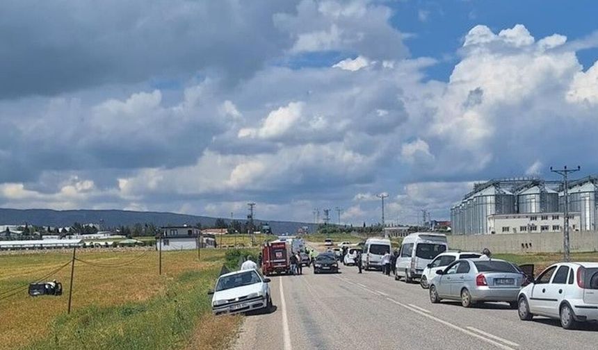 Otomobil ticari araçla çarpıştı: 3 yaralı