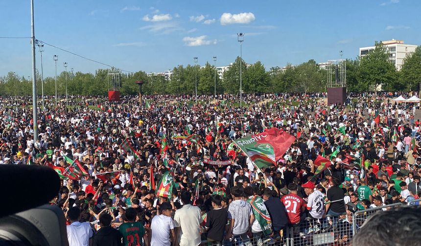 Diyarbakır’da Amedspor kutlamasında karnaval havası