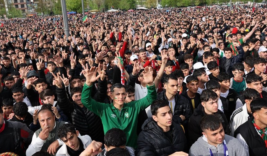 Diyarbakır Eşbaşkanları, Amedspor’un Süper Lig sevincine ortak oldu