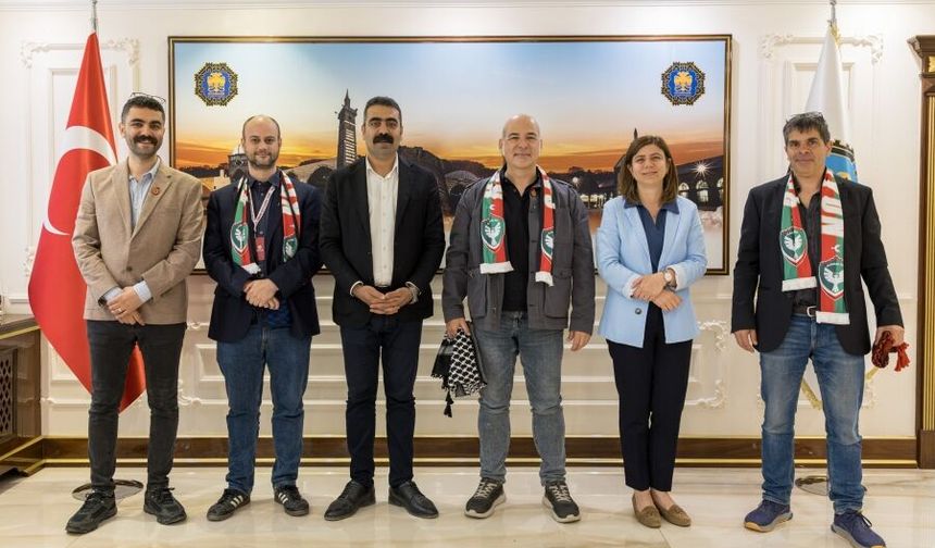 Barcelona'dan Diyarbakır'a ziyaret; Amedspor atkıları ile karşılandılar