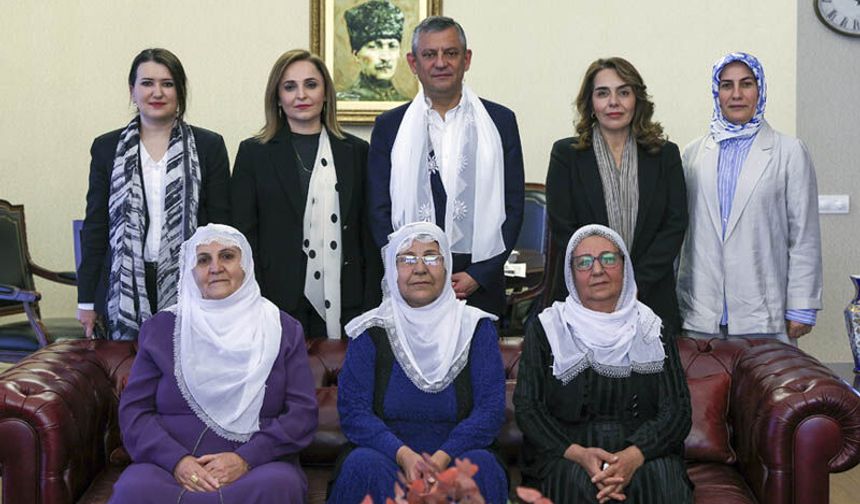 CHP’yi ziyaret eden Barış Anneleri Özgür Özel’e beyaz tülbent verdi