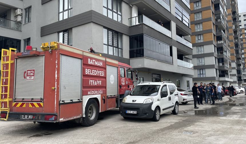 Batman'da asansörde kalanları kurtarmak isterken canından oldu