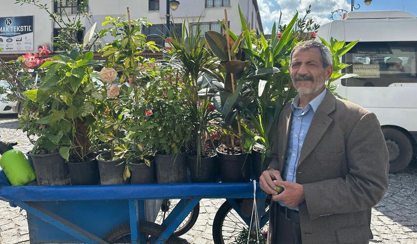 Diyarbakır’da seyyar çiçekçinin bayram mesaisi