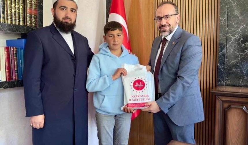 Cami inşaatına kumbarasını bağışlayan çocuğa ödül