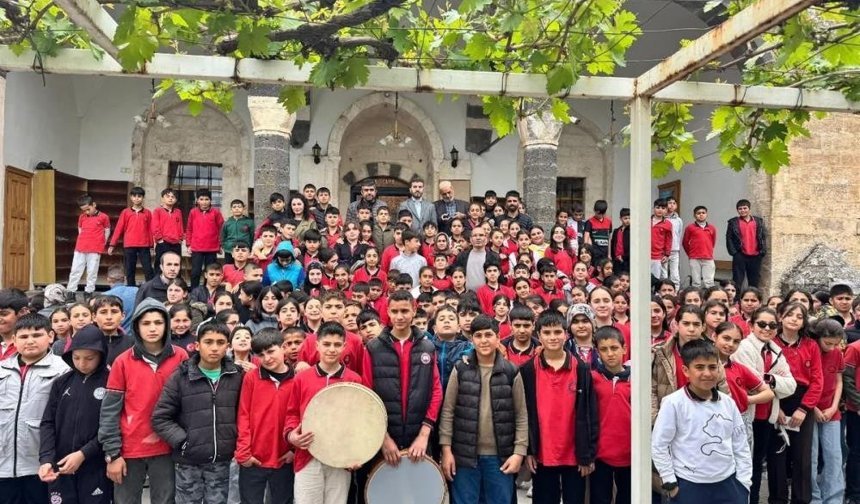 Diyarbakır'da öğrenciler yıl sonu etkinliği olarak camiye götürüldü