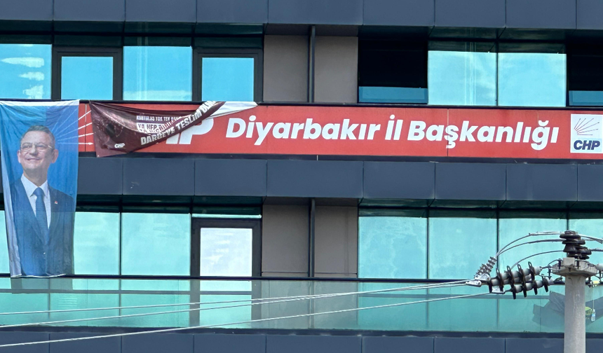 Diyarbakır'da CHP İl binasına Özgür Özel posteri asıldı