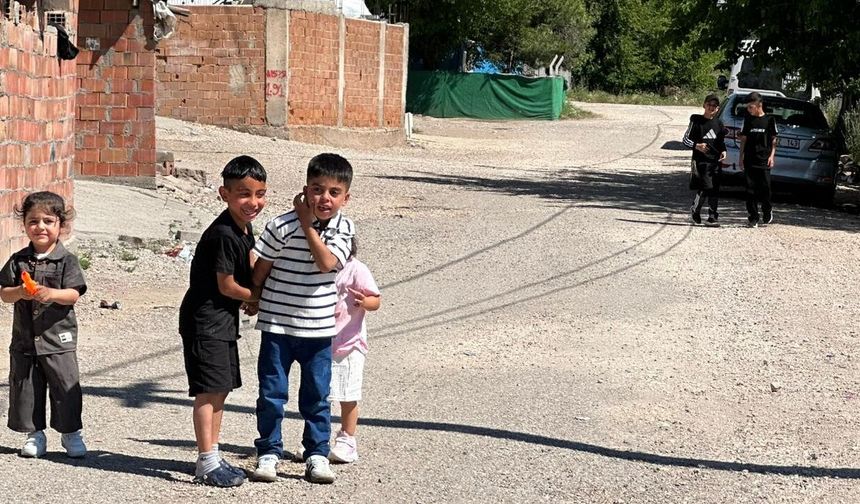 Köy çocukları eski bayramların ruhunu yaşatıyor