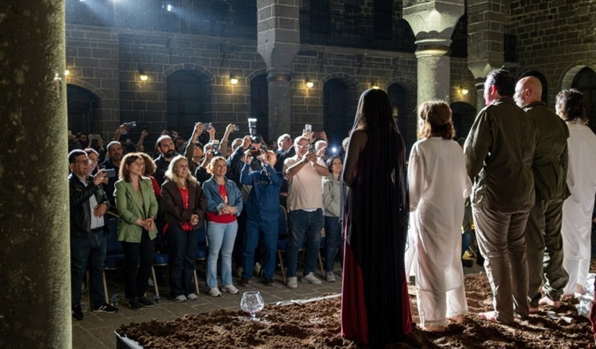Diyarbakır Eşbaşkanı Bucak, Antigone oyununu izledi