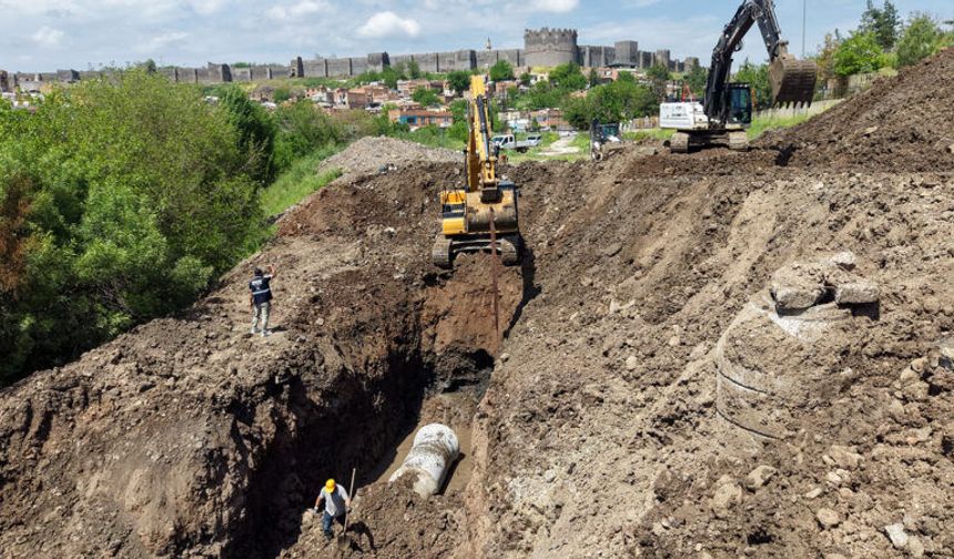 Diyarbakır'da Ben u Sen bölgesinde çöken kolektör hattı onarılıyor