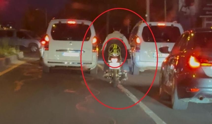 Diyarbakır'da ilginç görüntü: Trafikte kaskı kafası yerine arkasına bağladı