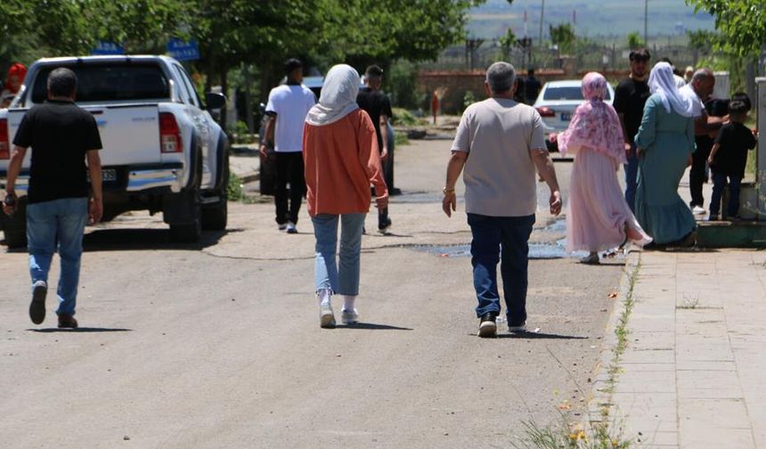 Diyarbakır’da bayramın ilk gününde mezarlıklar doldu taştı