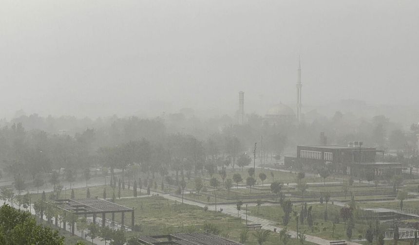 Diyarbakır’da gök yarıldı, bulutlar yere indi