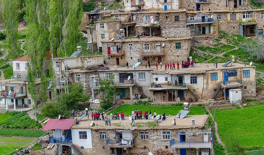Diyarbakır'da kırsal evlerin toprak damları bilim şenliğine ev sahipliği yaptı