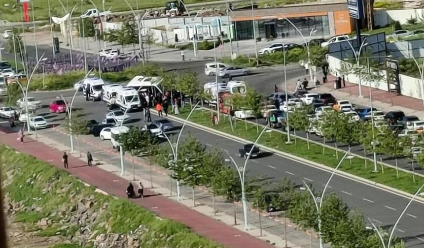 Diyarbakır'da şehir içi minibüs-otomobil çarpıştı: 5 yaralı