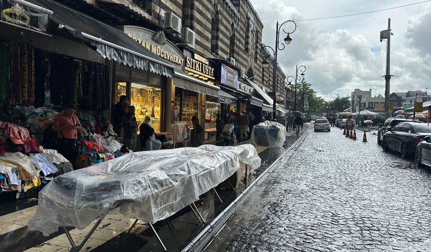 Diyarbakır’daki yağmur bayram hazırlığındaki seyyar satıcıları vurdu