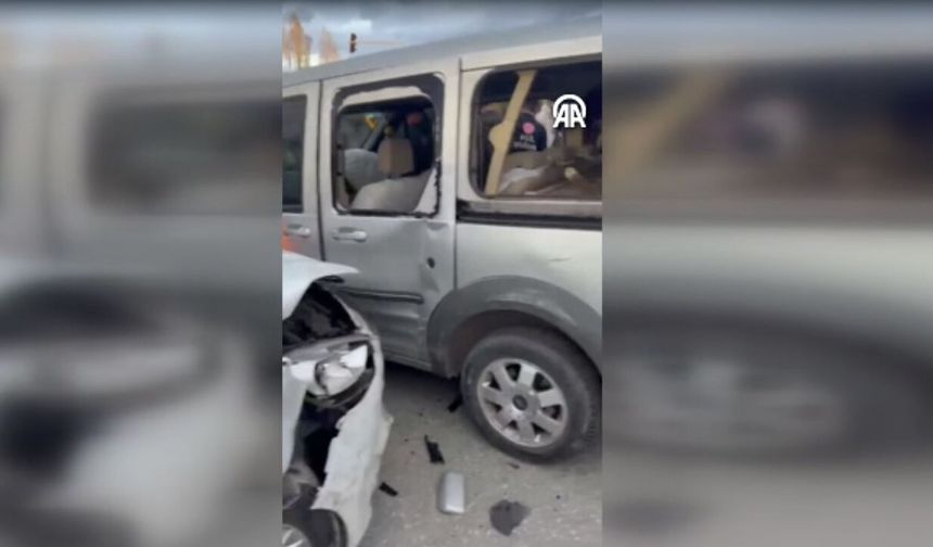 Hakkari'de 3 aracın karıştığı kazada 12 kişi yaralandı