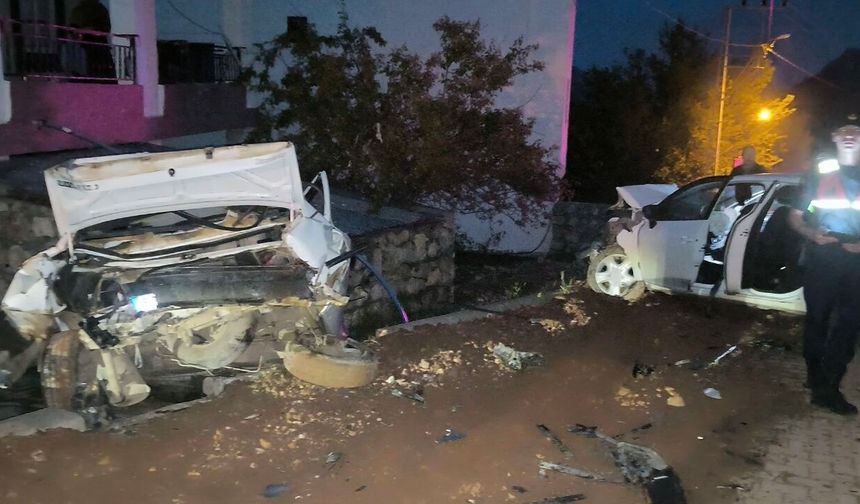 Park hakindeki araca çarpan otomobilde 4 yaralı