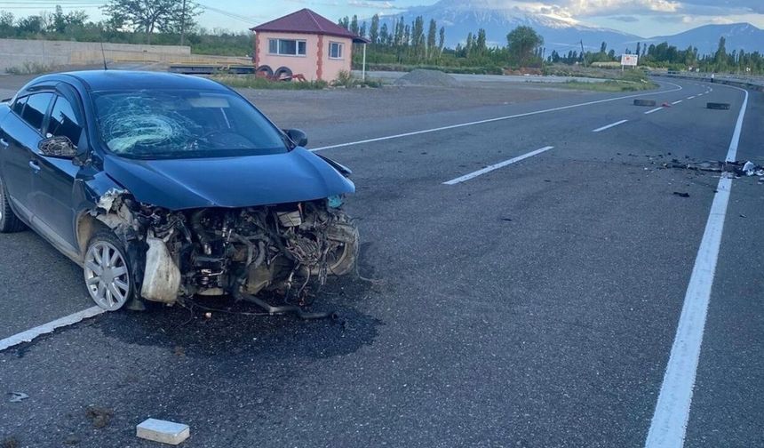 Refüje çarpan otomobilde 3 yaralı