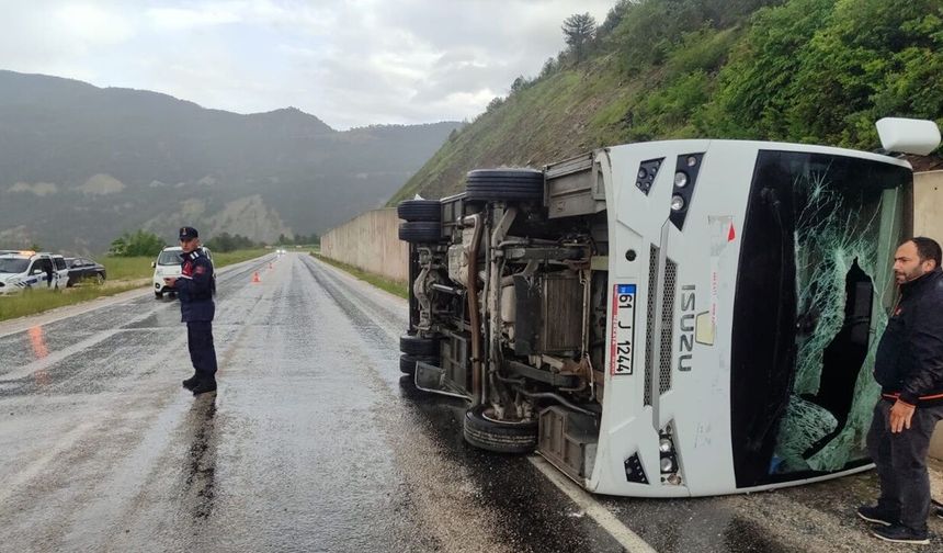 Cenaze dönüşü devrilen minibüste 4 yaralı