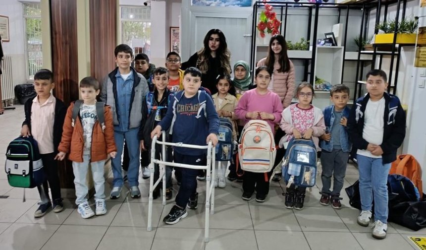 Diyarbakırlı iş adamından öğrencilere kırtasiye yardımı