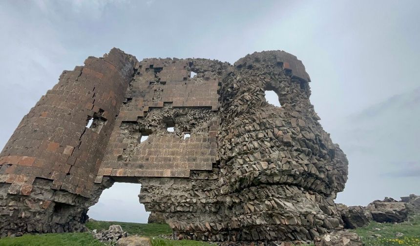 Kız Kalesi zamana yenik düşüyor