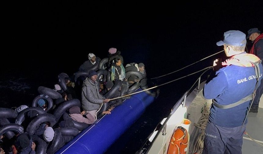 Lastik botta 35 düzensiz göçmen yakalandı