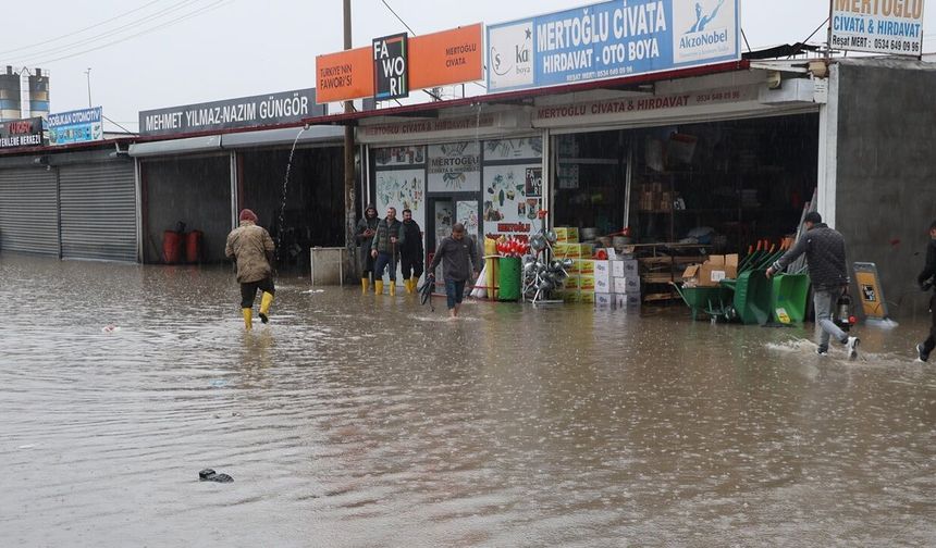 Sanayi sitesinde iş yerleri sular altında