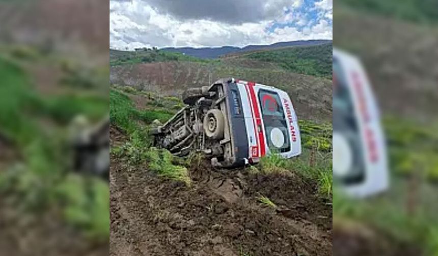 Siirt’te ambulans şarampole devrildi: 3 sağlık personeli yaralandı