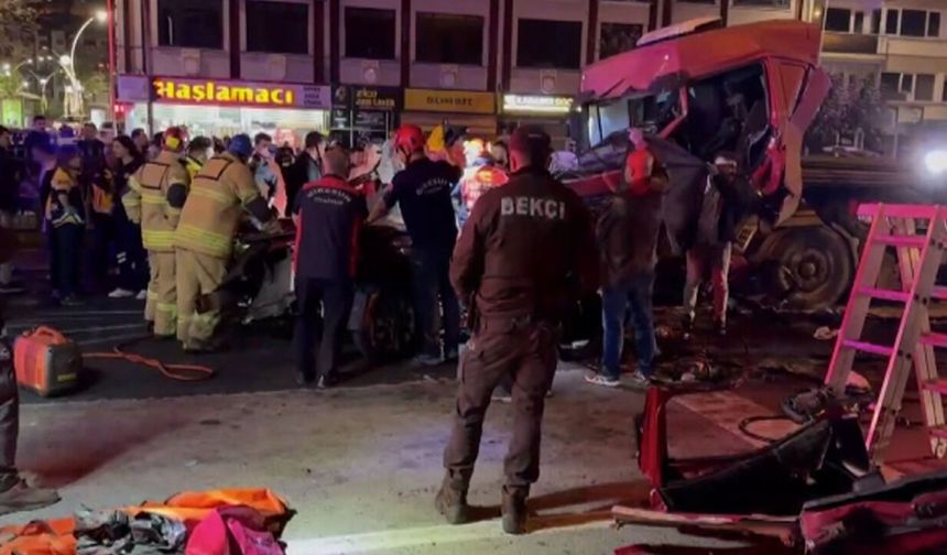 Tır, iki otomobile çarptı: 5 kişi hayatını kaybetti