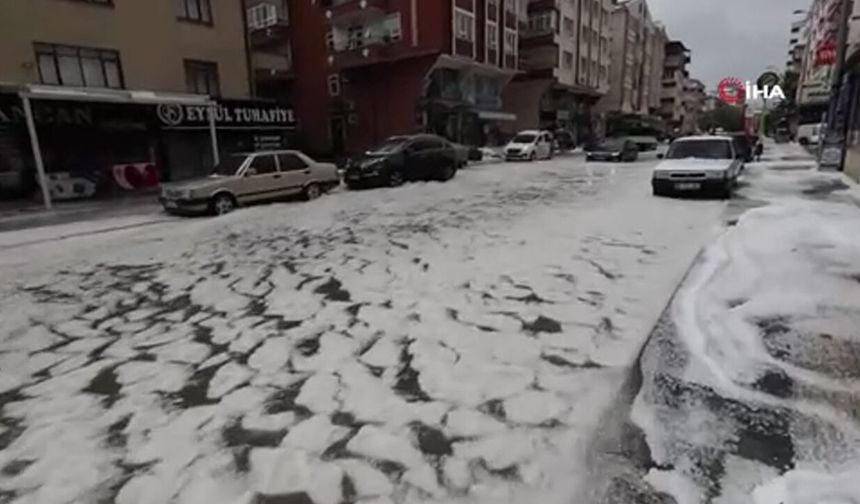 Ankara'da dolu yağışı sokakları beyaza bürüdü