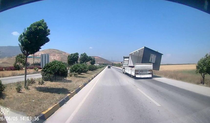 Fırtınanın konteyneri uçurduğu anlar kamerada