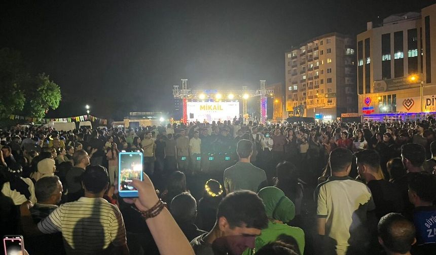Diyarbakır’da Mikail Aslan Rüzgarı: Dağkapı Meydanı’nda Büyük Buluşma