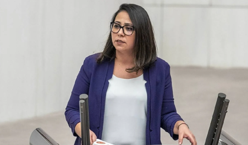 Sera Kadıgil, kendisi ile ilgili yapılan "DEM Parti" paylaşımlarını yalanladı