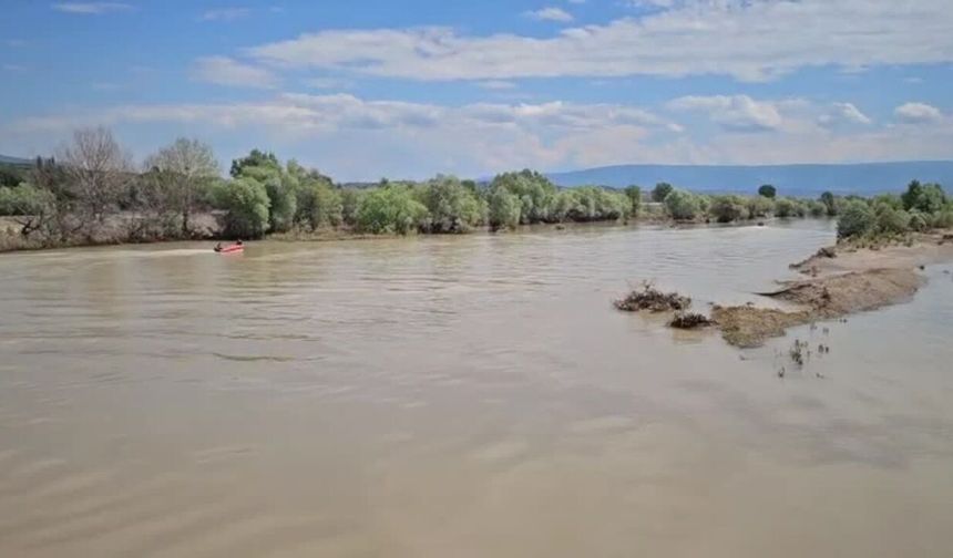 Kelkit Çayı'na düşen 2 genci arama çalışmaları sürüyor
