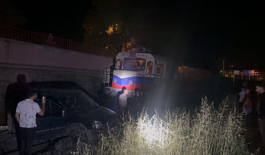 Yük treni aracı sürükledi: 2 yaralı