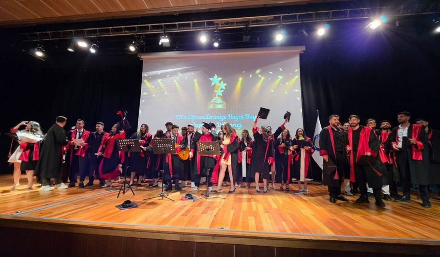 Diyarbakır Dicle üniversitesinde halaylı mezuniyet