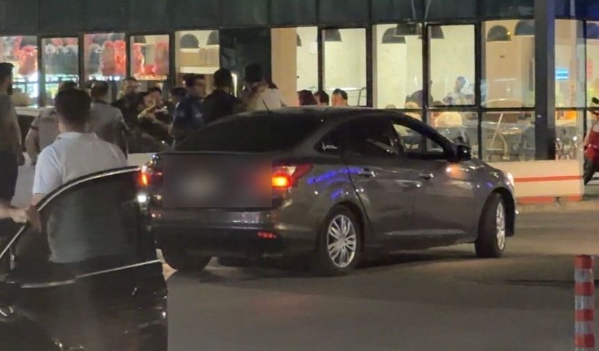 Araçlarından inip kavga edenlere polisten müdahale