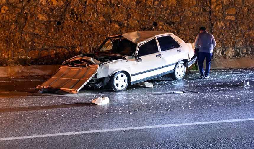 Duvara çarpan otomobilde 2 yaralı