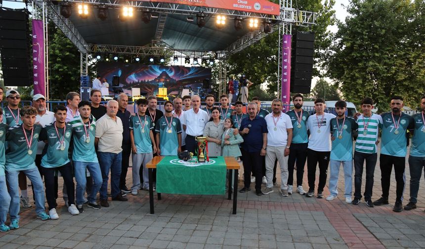 Çınar'da şampiyonluk coşkusu Kürt sanatçılarla kutlandı