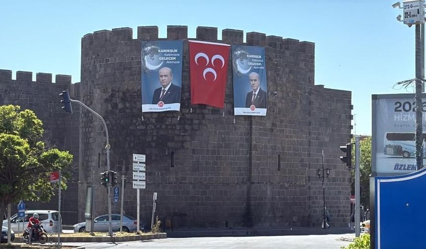 Diyarbakır Surlarına Devlet Bahçeli'nin dev posteri asıldı