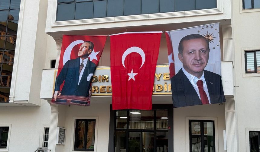 DEM Partili Belediye’ye Erdoğan'ın posteri asıldı