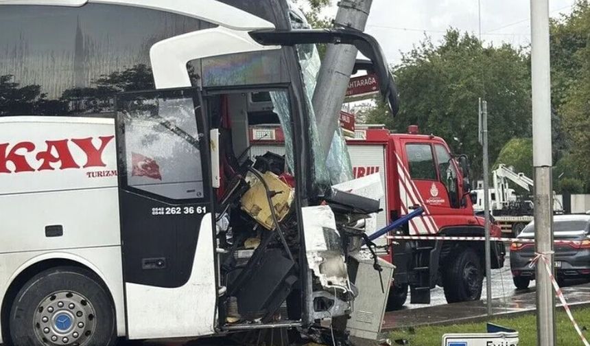 Yolcu otobüsü ile otomobil çarpıştı: 30 yaralı